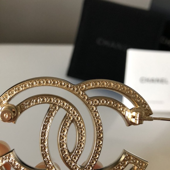 NIB Large CHANEL Brooch - Picture 11 of 12
